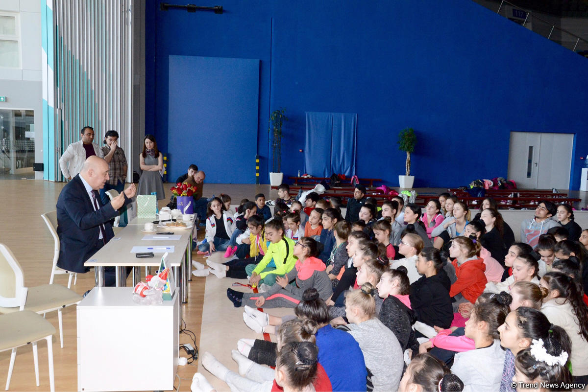 Azərbaycanlı gimnastlar yazıçı Çingiz Abdullayevlə görüşüb (FOTO)