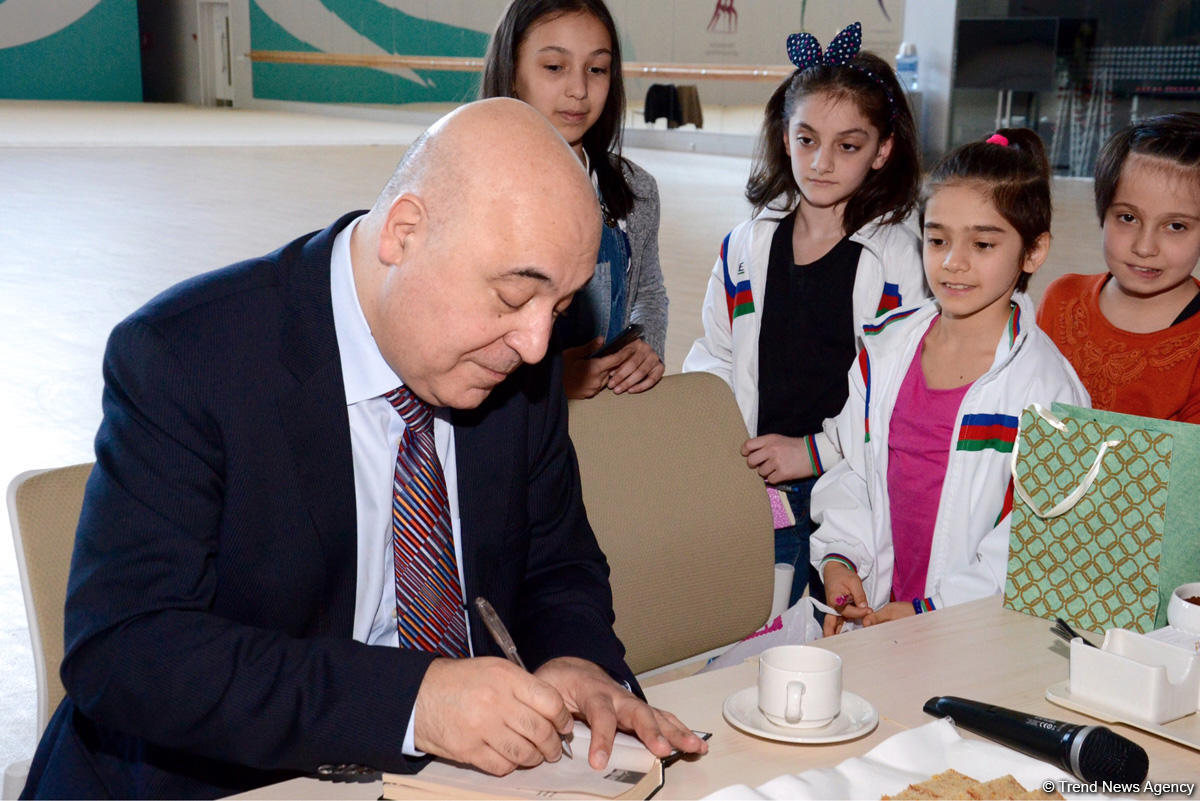 Azərbaycanlı gimnastlar yazıçı Çingiz Abdullayevlə görüşüb (FOTO)