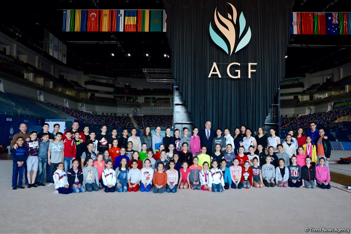 Azərbaycanlı gimnastlar yazıçı Çingiz Abdullayevlə görüşüb (FOTO)