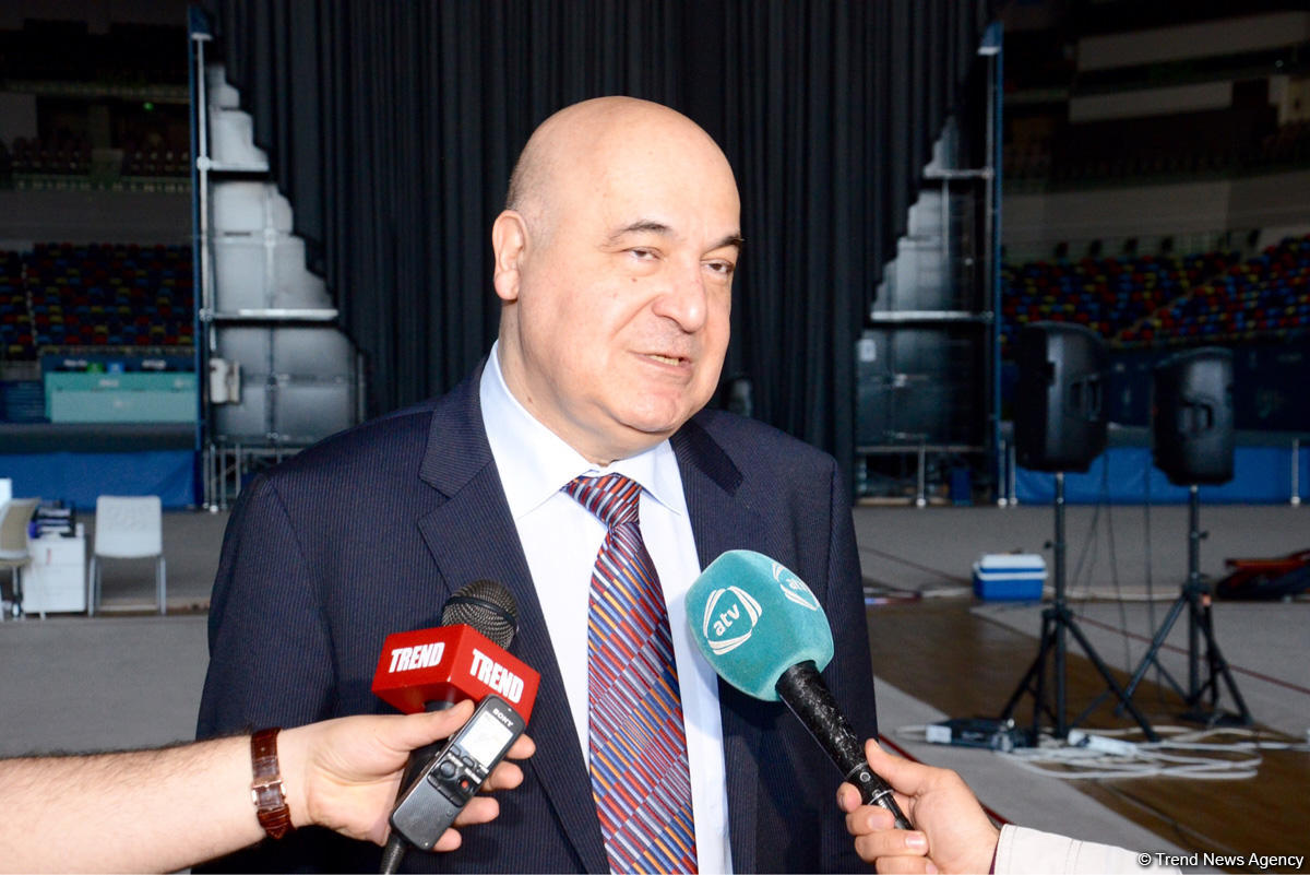 Azərbaycanlı gimnastlar yazıçı Çingiz Abdullayevlə görüşüb (FOTO)
