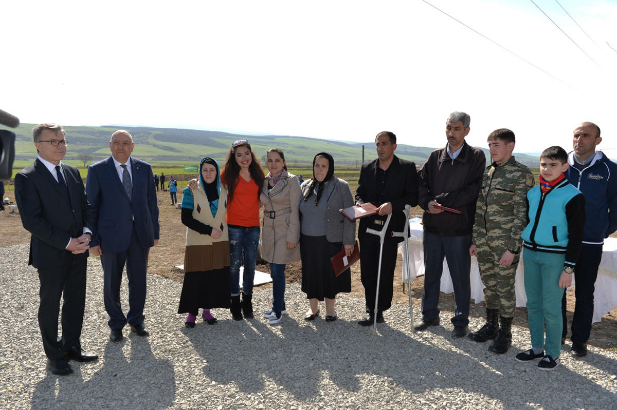 Leyla Əliyeva İsmayıllıda aztəminatlı ailələr üçün meyvə bağlarının salınmasında iştirak edib (FOTO)