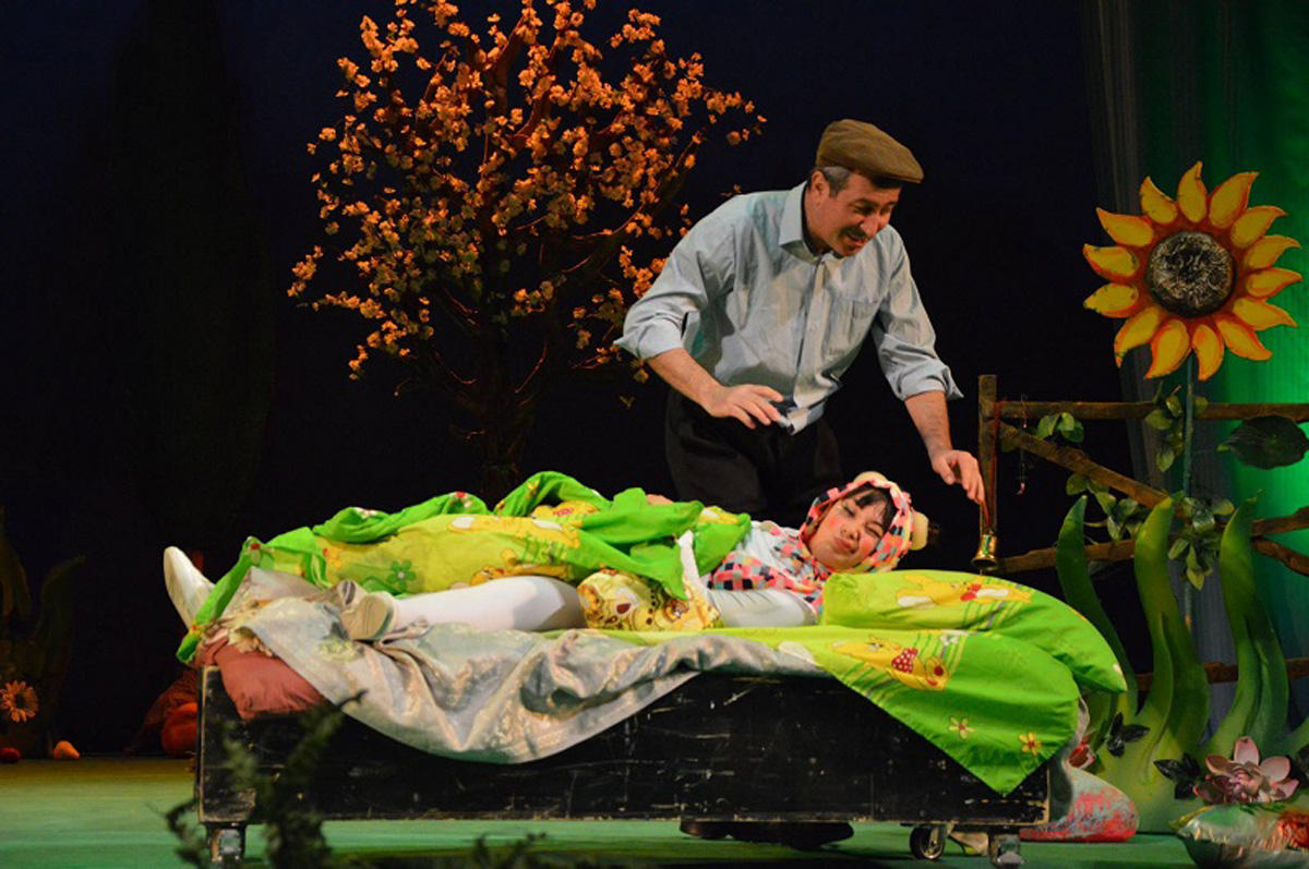 Gənc Tamaşaçılar Teatrı 11 gün ərzində üç qastrol və bir festivalda iştirak edəcək (FOTO)