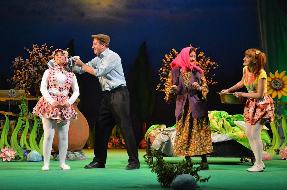 Gənc Tamaşaçılar Teatrı 11 gün ərzində üç qastrol və bir festivalda iştirak edəcək (FOTO)