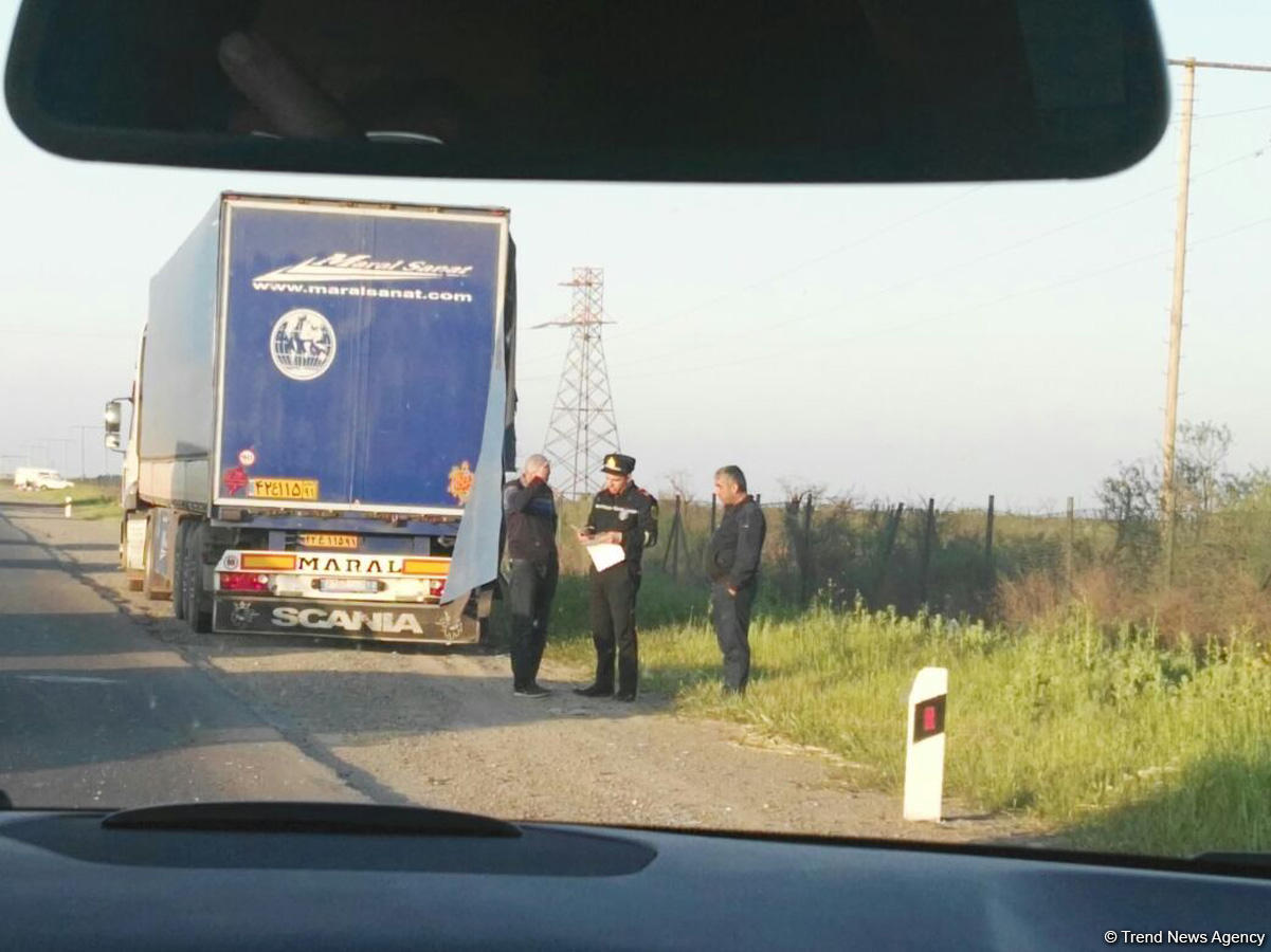 Bakı-Astara yolunda qəza: yük maşını aşdı (FOTO)