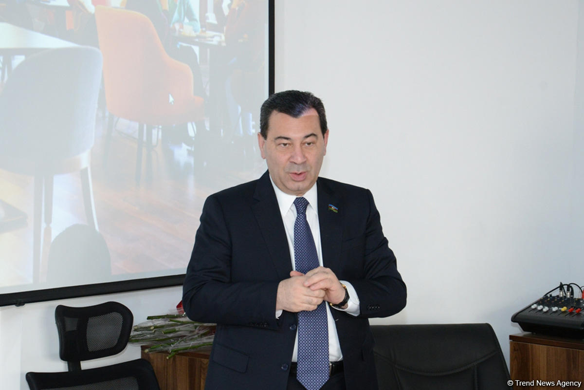 İslam Həmrəyliyi Oyunlarının könüllüləri ilə işləyən psixoloqlara sertifikatlar verilib (FOTO)