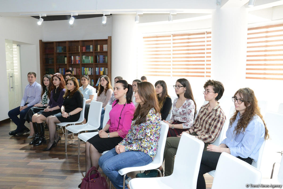 İslam Həmrəyliyi Oyunlarının könüllüləri ilə işləyən psixoloqlara sertifikatlar verilib (FOTO)