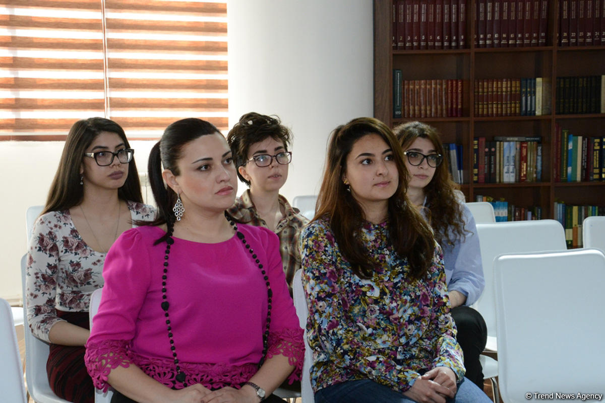 İslam Həmrəyliyi Oyunlarının könüllüləri ilə işləyən psixoloqlara sertifikatlar verilib (FOTO)