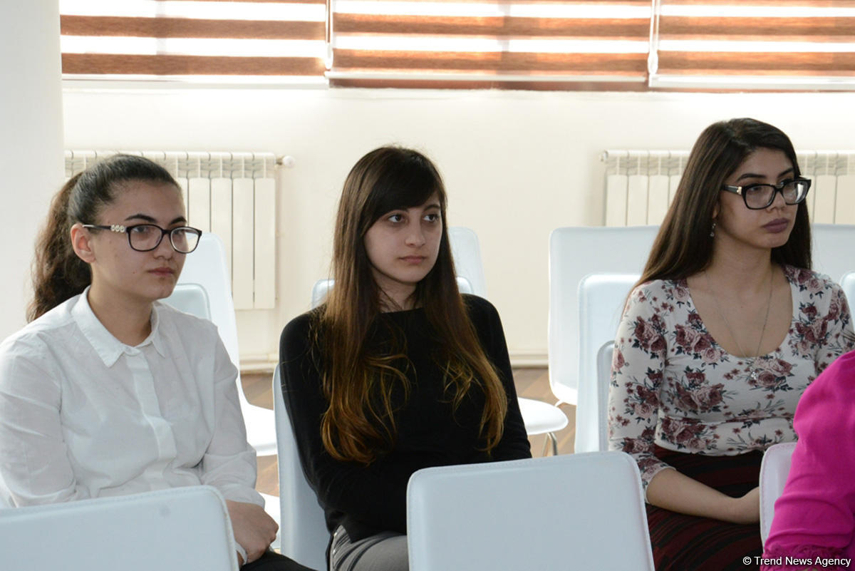 İslam Həmrəyliyi Oyunlarının könüllüləri ilə işləyən psixoloqlara sertifikatlar verilib (FOTO)