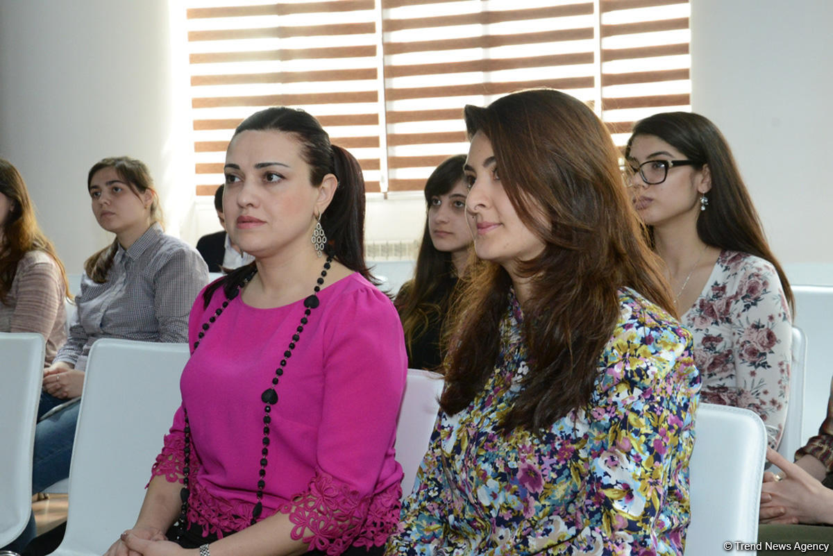 İslam Həmrəyliyi Oyunlarının könüllüləri ilə işləyən psixoloqlara sertifikatlar verilib (FOTO)