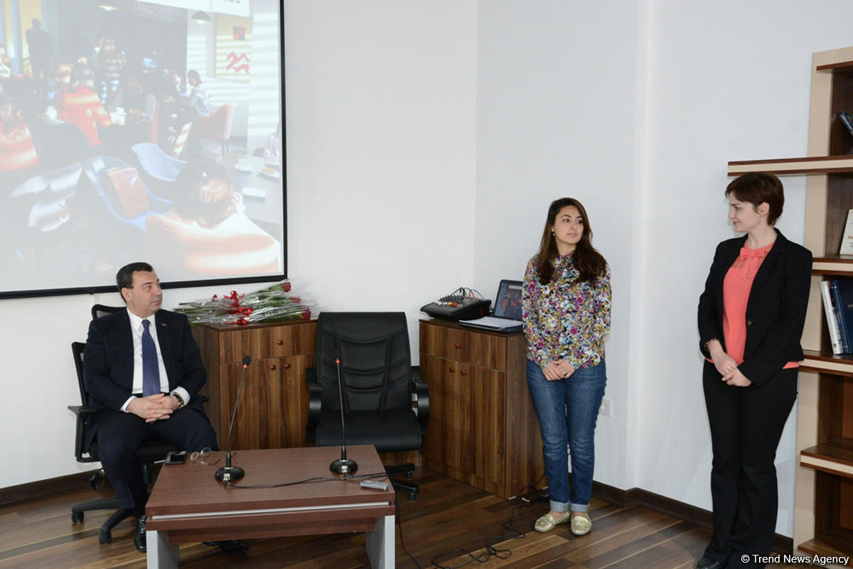 İslam Həmrəyliyi Oyunlarının könüllüləri ilə işləyən psixoloqlara sertifikatlar verilib (FOTO)