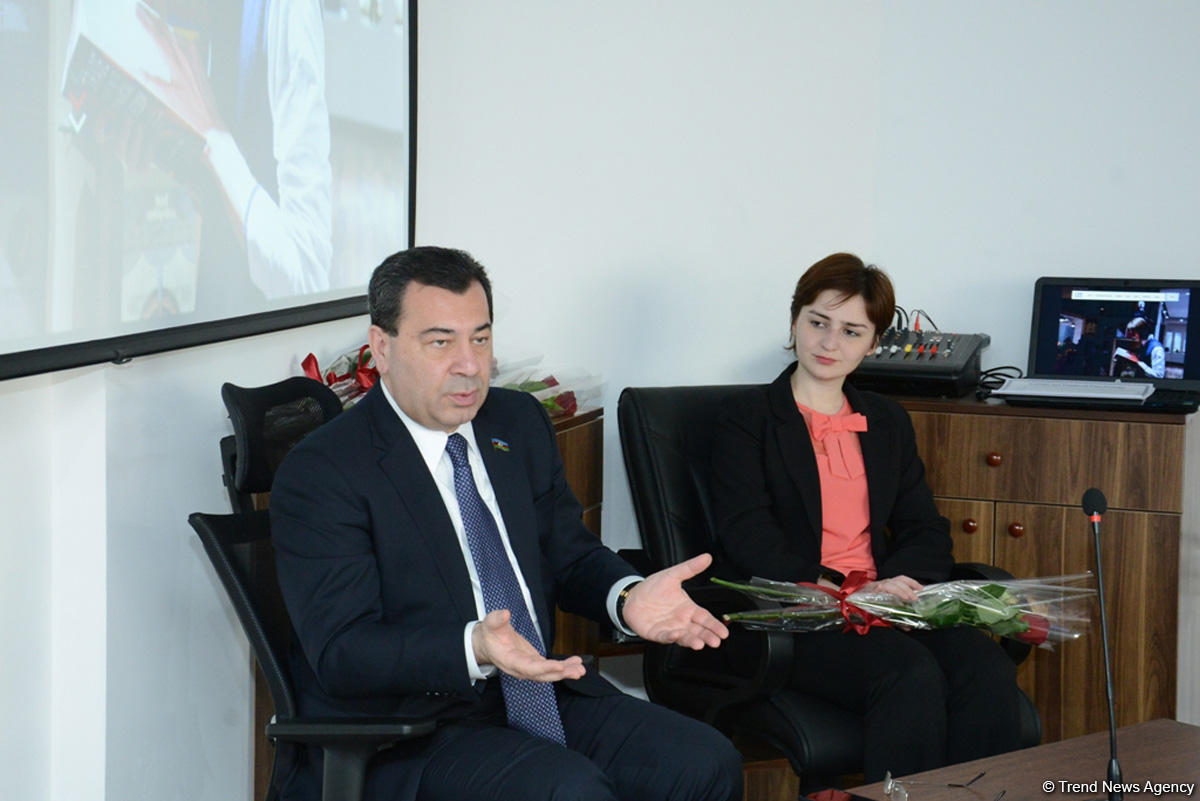 İslam Həmrəyliyi Oyunlarının könüllüləri ilə işləyən psixoloqlara sertifikatlar verilib (FOTO)