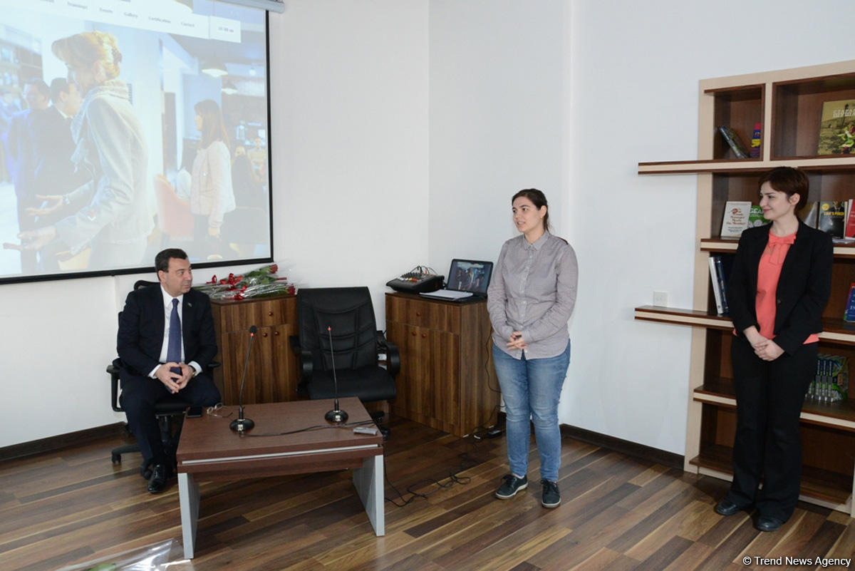 İslam Həmrəyliyi Oyunlarının könüllüləri ilə işləyən psixoloqlara sertifikatlar verilib (FOTO)