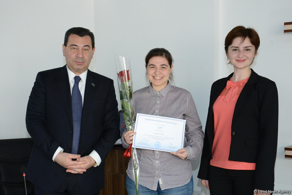 İslam Həmrəyliyi Oyunlarının könüllüləri ilə işləyən psixoloqlara sertifikatlar verilib (FOTO)