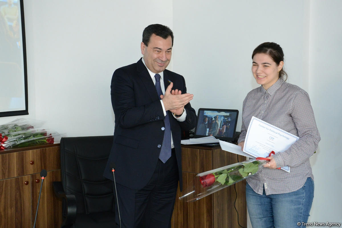 İslam Həmrəyliyi Oyunlarının könüllüləri ilə işləyən psixoloqlara sertifikatlar verilib (FOTO)