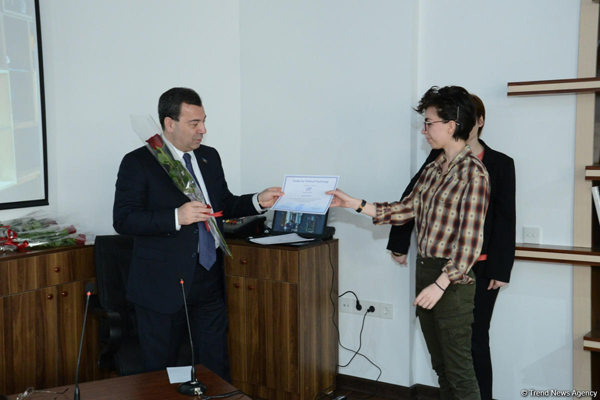 İslam Həmrəyliyi Oyunlarının könüllüləri ilə işləyən psixoloqlara sertifikatlar verilib (FOTO)