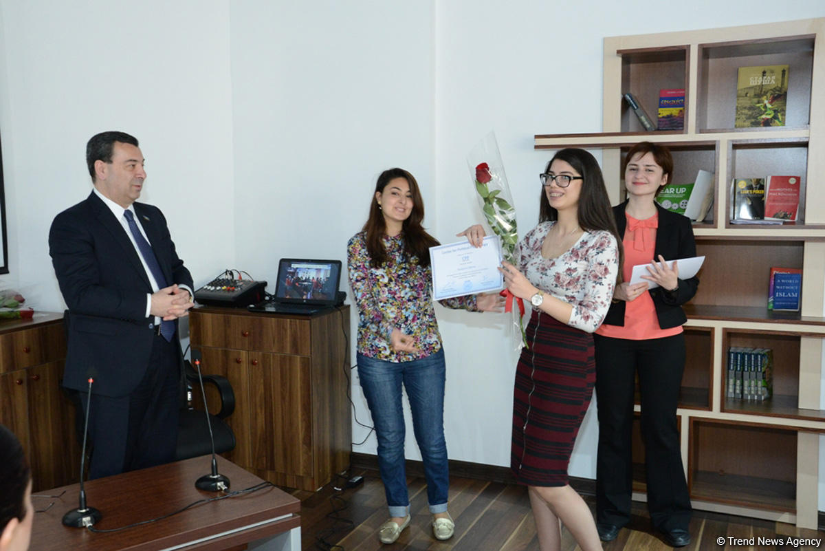 İslam Həmrəyliyi Oyunlarının könüllüləri ilə işləyən psixoloqlara sertifikatlar verilib (FOTO)