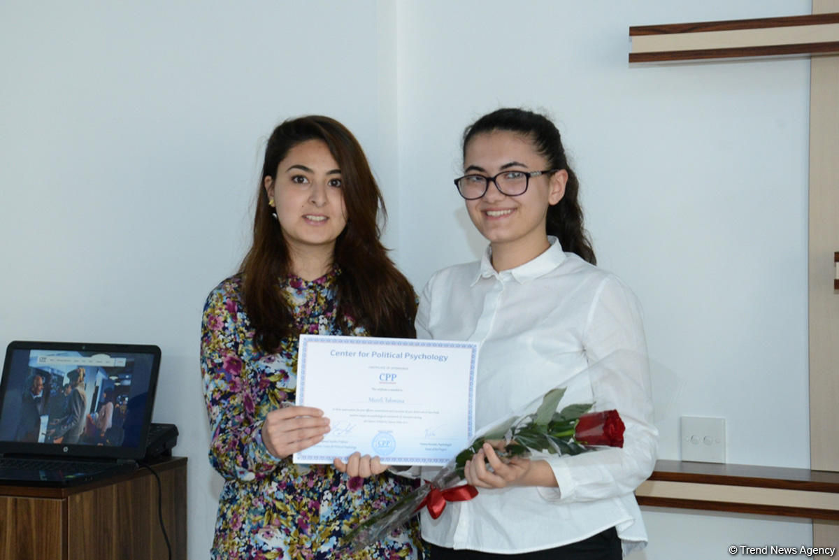 İslam Həmrəyliyi Oyunlarının könüllüləri ilə işləyən psixoloqlara sertifikatlar verilib (FOTO)