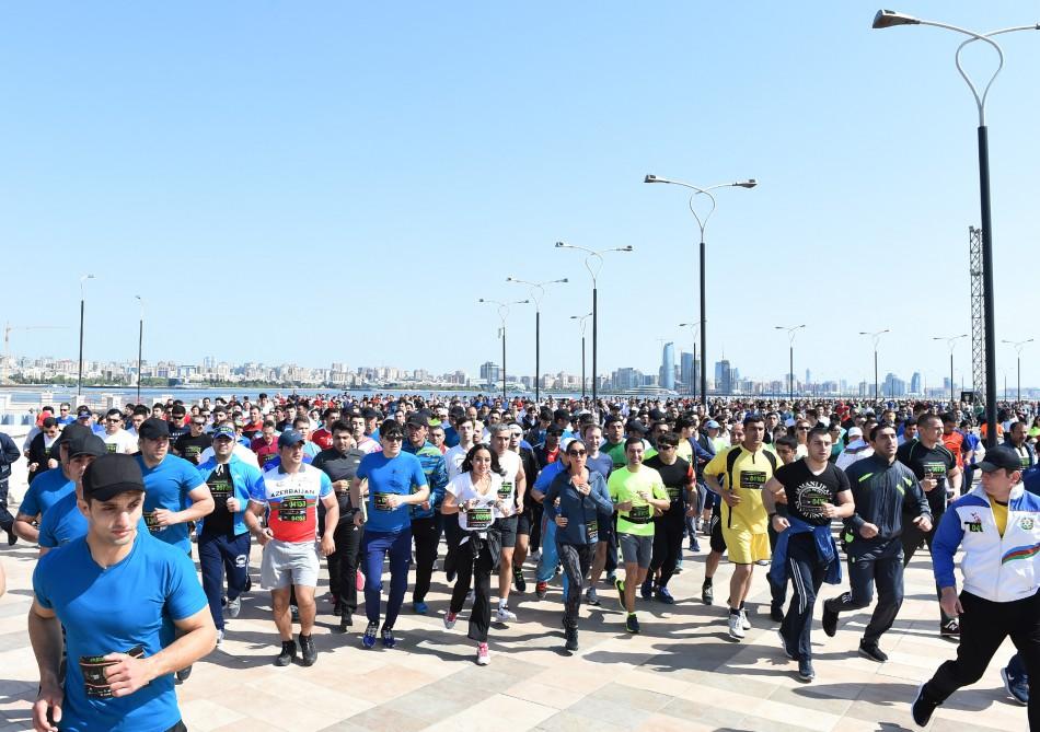 Heydər Əliyev Fondunun vitse-prezidenti Leyla Əliyeva “Bakı Marafonu-2017”də iştirak edib (YENİLƏNİB) (FOTO)