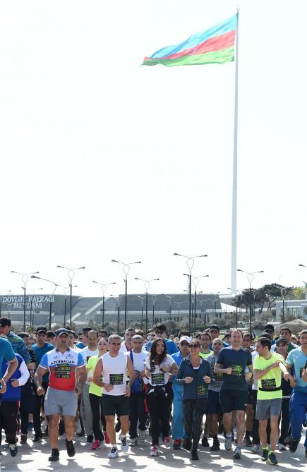 Heydər Əliyev Fondunun vitse-prezidenti Leyla Əliyeva “Bakı Marafonu-2017”də iştirak edib (YENİLƏNİB) (FOTO)