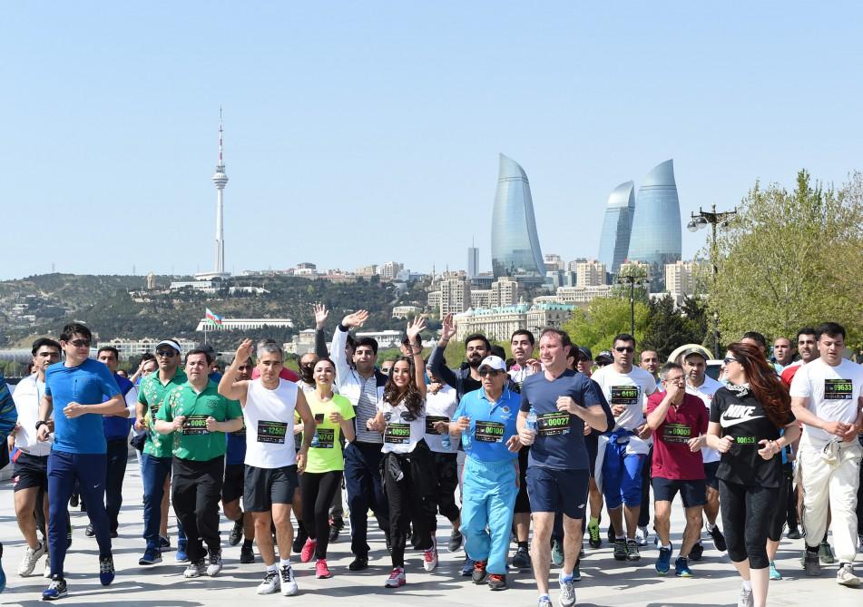 Heydər Əliyev Fondunun vitse-prezidenti Leyla Əliyeva “Bakı Marafonu-2017”də iştirak edib (YENİLƏNİB) (FOTO)