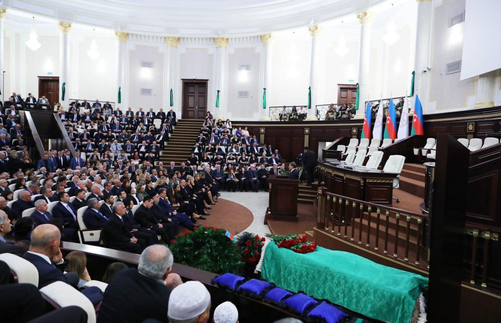 Prezident İlham Əliyev və xanımı tanınmış alim, akademik Rəfiqə Əliyeva ilə vida mərasimində iştirak ediblər (FOTO) (YENİLƏNİB)