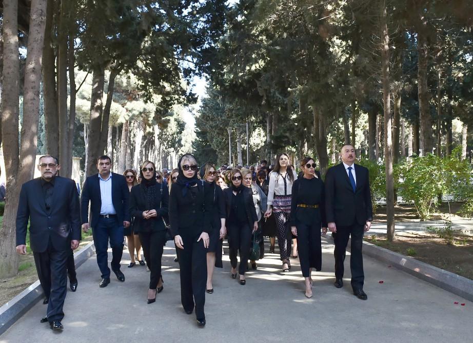 Prezident İlham Əliyev və xanımı tanınmış alim, akademik Rəfiqə Əliyeva ilə vida mərasimində iştirak ediblər (FOTO) (YENİLƏNİB)
