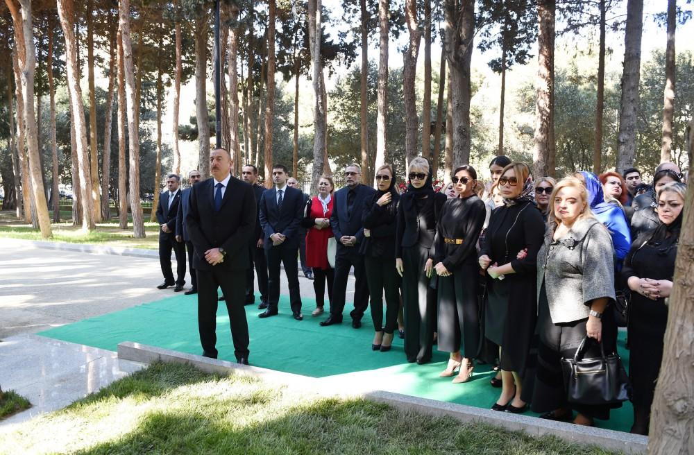 Prezident İlham Əliyev və xanımı tanınmış alim, akademik Rəfiqə Əliyeva ilə vida mərasimində iştirak ediblər (FOTO) (YENİLƏNİB)