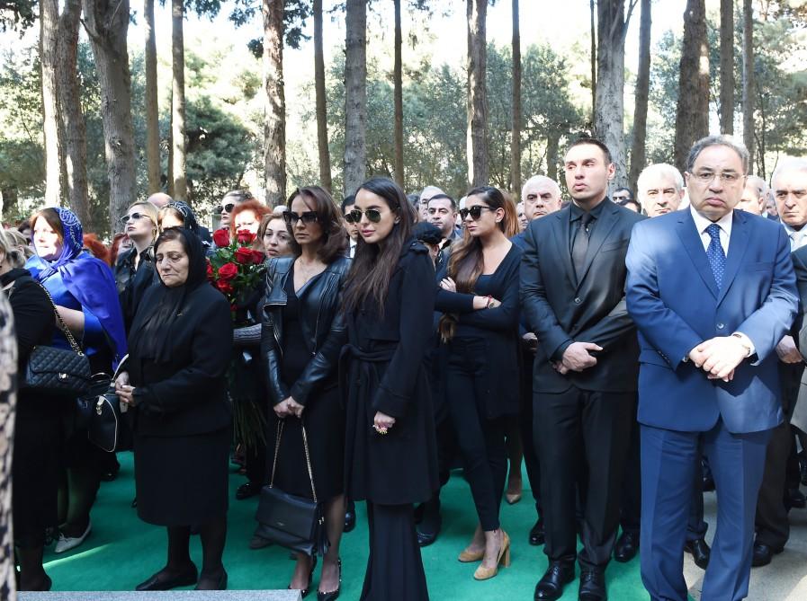 Prezident İlham Əliyev və xanımı tanınmış alim, akademik Rəfiqə Əliyeva ilə vida mərasimində iştirak ediblər (FOTO) (YENİLƏNİB)