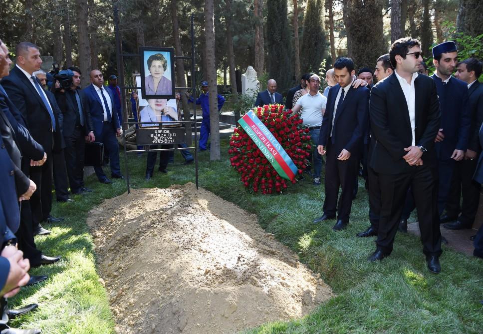 Prezident İlham Əliyev və xanımı tanınmış alim, akademik Rəfiqə Əliyeva ilə vida mərasimində iştirak ediblər (FOTO) (YENİLƏNİB)