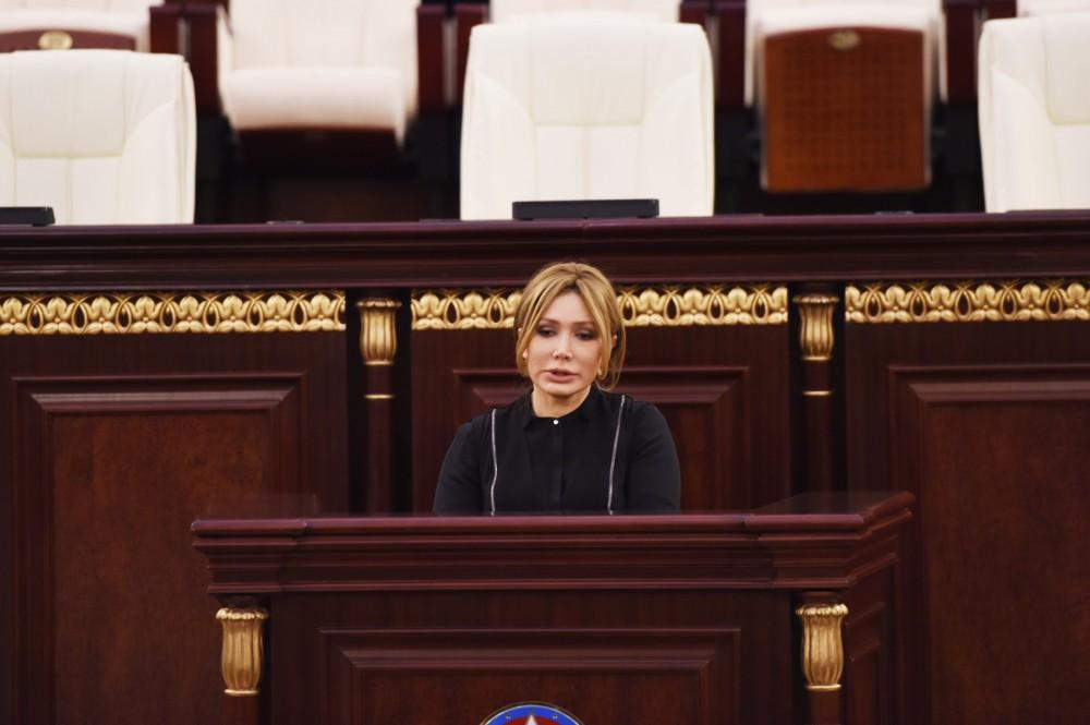 Prezident İlham Əliyev və xanımı tanınmış alim, akademik Rəfiqə Əliyeva ilə vida mərasimində iştirak ediblər (FOTO) (YENİLƏNİB)