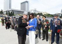 Prezident İlham Əliyev və xanımı 9 May - Qələbə Günü münasibətilə Bakıda keçirilən mərasimdə iştirak ediblər (FOTO) (YENİLƏNİB)