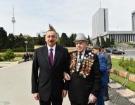 Prezident İlham Əliyev və xanımı 9 May - Qələbə Günü münasibətilə Bakıda keçirilən mərasimdə iştirak ediblər (FOTO) (YENİLƏNİB)