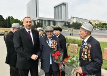 Prezident İlham Əliyev və xanımı 9 May - Qələbə Günü münasibətilə Bakıda keçirilən mərasimdə iştirak ediblər (FOTO) (YENİLƏNİB)