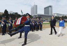Prezident İlham Əliyev və xanımı 9 May - Qələbə Günü münasibətilə Bakıda keçirilən mərasimdə iştirak ediblər (FOTO) (YENİLƏNİB)