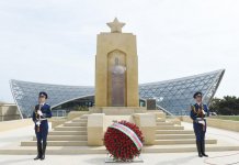 Prezident İlham Əliyev və xanımı 9 May - Qələbə Günü münasibətilə Bakıda keçirilən mərasimdə iştirak ediblər (FOTO) (YENİLƏNİB)