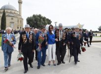 Prezident İlham Əliyev və xanımı 9 May - Qələbə Günü münasibətilə Bakıda keçirilən mərasimdə iştirak ediblər (FOTO) (YENİLƏNİB)