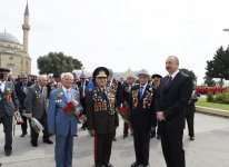 Prezident İlham Əliyev və xanımı 9 May - Qələbə Günü münasibətilə Bakıda keçirilən mərasimdə iştirak ediblər (FOTO) (YENİLƏNİB)