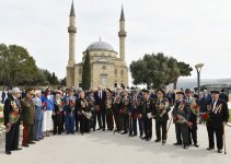 Prezident İlham Əliyev və xanımı 9 May - Qələbə Günü münasibətilə Bakıda keçirilən mərasimdə iştirak ediblər (FOTO) (YENİLƏNİB)