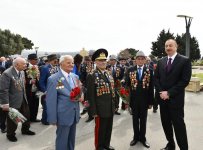 Prezident İlham Əliyev və xanımı 9 May - Qələbə Günü münasibətilə Bakıda keçirilən mərasimdə iştirak ediblər (FOTO) (YENİLƏNİB)