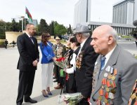Prezident İlham Əliyev və xanımı 9 May - Qələbə Günü münasibətilə Bakıda keçirilən mərasimdə iştirak ediblər (FOTO) (YENİLƏNİB)