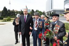 Prezident İlham Əliyev və xanımı 9 May - Qələbə Günü münasibətilə Bakıda keçirilən mərasimdə iştirak ediblər (FOTO) (YENİLƏNİB)