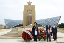 Azərbaycan ictimaiyyəti faşizm üzərində Qələbənin 72-ci ildönümünü qeyd edir (FOTO)