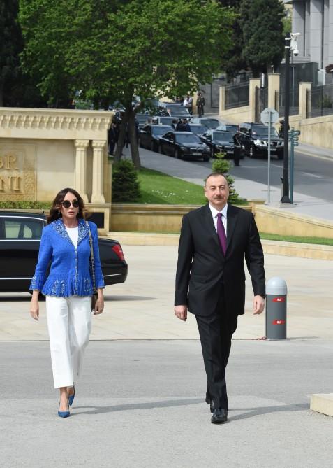 Prezident İlham Əliyev və xanımı 9 May - Qələbə Günü münasibətilə Bakıda keçirilən mərasimdə iştirak ediblər (FOTO) (YENİLƏNİB)