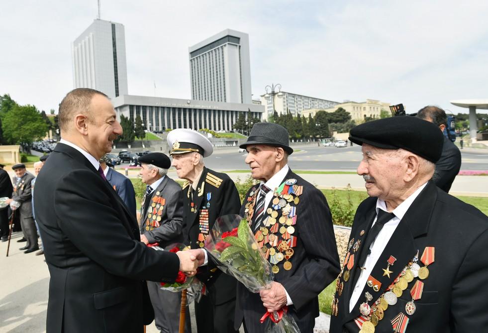 Prezident İlham Əliyev və xanımı 9 May - Qələbə Günü münasibətilə Bakıda keçirilən mərasimdə iştirak ediblər (FOTO) (YENİLƏNİB)