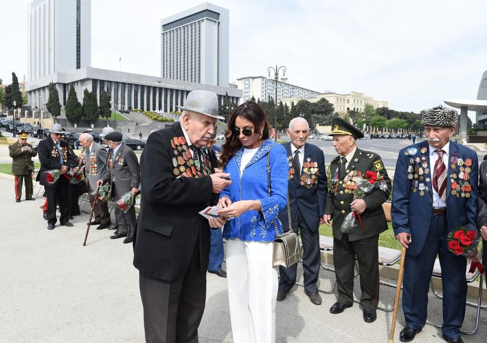 Prezident İlham Əliyev və xanımı 9 May - Qələbə Günü münasibətilə Bakıda keçirilən mərasimdə iştirak ediblər (FOTO) (YENİLƏNİB)