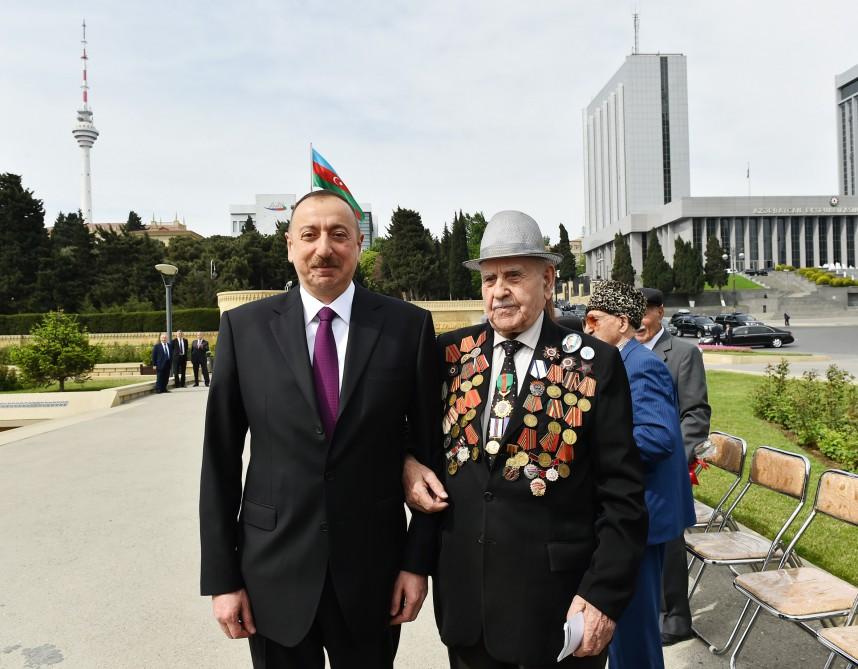 Prezident İlham Əliyev və xanımı 9 May - Qələbə Günü münasibətilə Bakıda keçirilən mərasimdə iştirak ediblər (FOTO) (YENİLƏNİB)