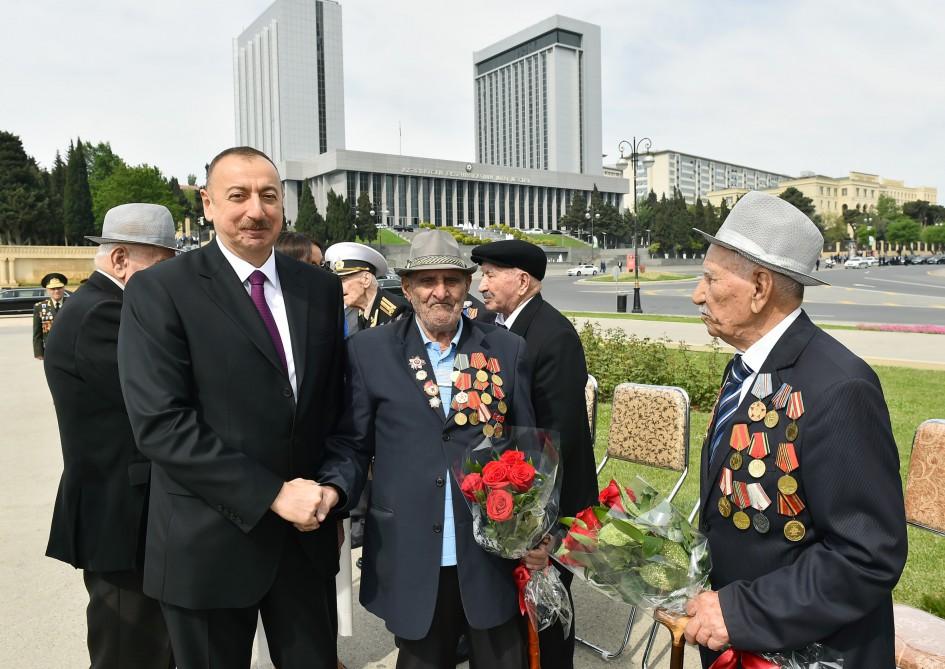 Prezident İlham Əliyev və xanımı 9 May - Qələbə Günü münasibətilə Bakıda keçirilən mərasimdə iştirak ediblər (FOTO) (YENİLƏNİB)