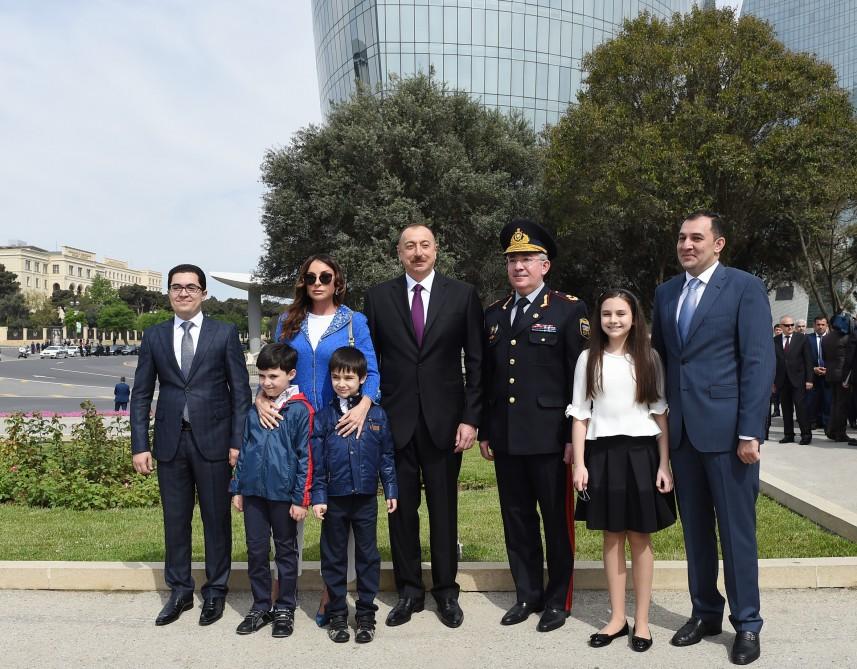 Prezident İlham Əliyev və xanımı 9 May - Qələbə Günü münasibətilə Bakıda keçirilən mərasimdə iştirak ediblər (FOTO) (YENİLƏNİB)