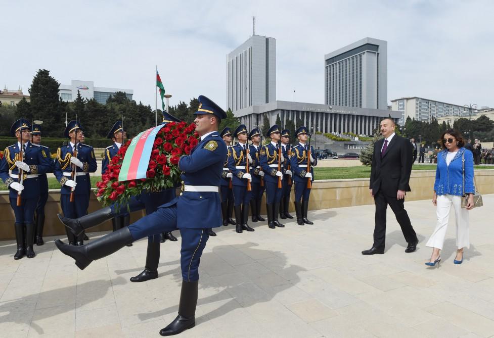 Prezident İlham Əliyev və xanımı 9 May - Qələbə Günü münasibətilə Bakıda keçirilən mərasimdə iştirak ediblər (FOTO) (YENİLƏNİB)