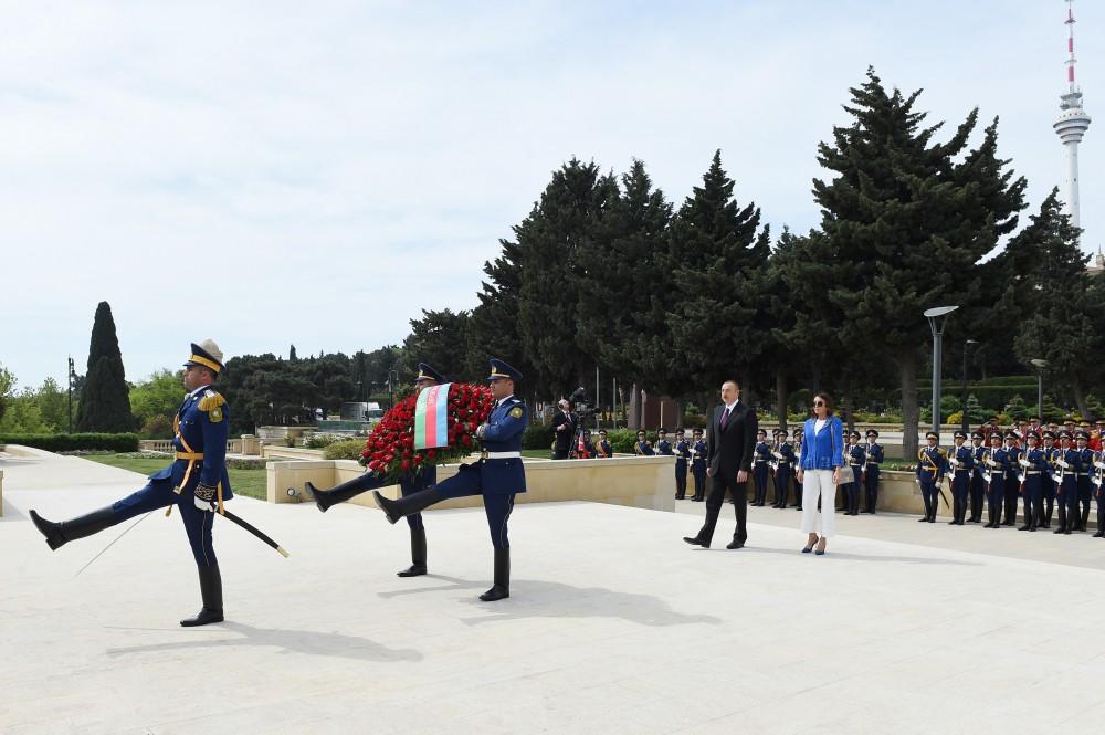Prezident İlham Əliyev və xanımı 9 May - Qələbə Günü münasibətilə Bakıda keçirilən mərasimdə iştirak ediblər (FOTO) (YENİLƏNİB)